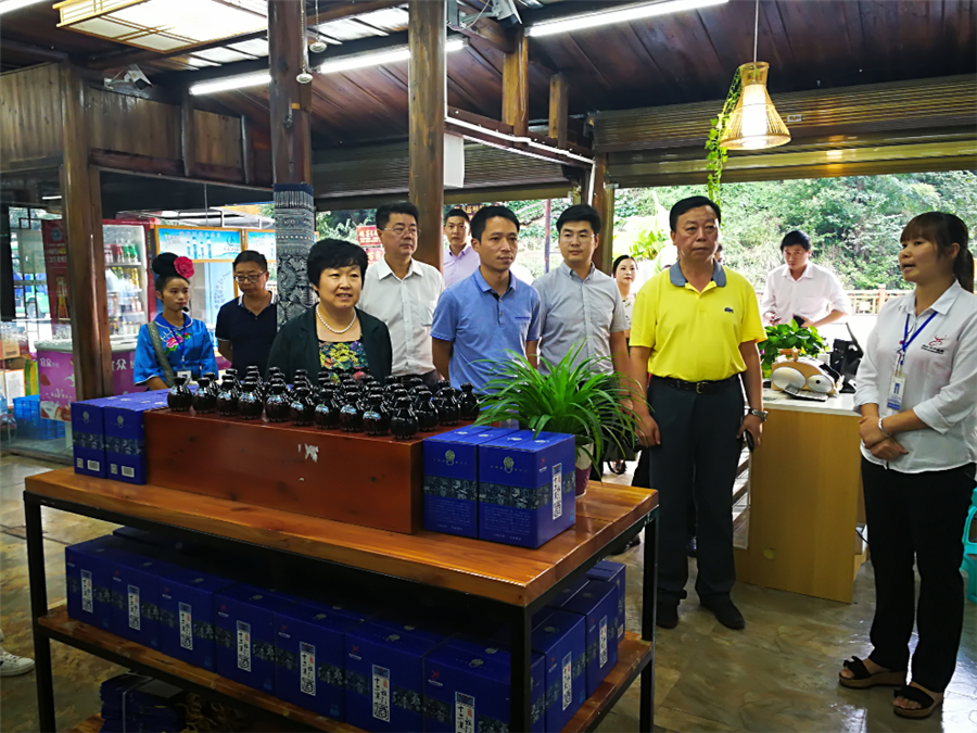4、调研组一行在雷山县了解农特产品电商销售情况.png
